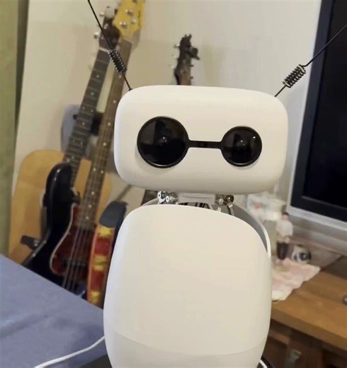 上海交大有个大四学生，叫Liang，21岁，应用数学专业。前阵子他干了一件事：通宵搭了个自动交易机器人。材料就三样——两台Google Home、一根电线、一台旧电脑。总共花了40美元，大头全买电线了。他原话是：“线要是接得乱七八糟，看着就不严肃，市场能理你才怪。”👉 Polymarket官网入口：https://t.co/osy3ewGJVS他是这么玩的：上面那台Google Home，麦克风24小时开着，专门听世界新闻。下面那台直接连旧电脑的GPU，跑本地模型，不上云端，一分钱API费都不用花。中间跑着Claude Code，他就下了一条指令：“听到市场事件，就去Polymarket开仓位，单次风险不超过3%，剩下的你自己决定。”这个机器人，他给取了个名叫“文文”。第一个月，文文下了187单，138单赚钱。它重点盯的一个市场是这个：👉 https://t.co/EiGHbpIfMO一个月下来，赚了2340美元。什么概念？比他做家教加跑外卖半年的总收入还多。室友看他捣鼓那堆线，以为在焊什么手工艺术品。宿管来查过一回，瞅了一眼说：“哦，就是个音乐播放器吧。”他爸妈到现在还以为儿子每