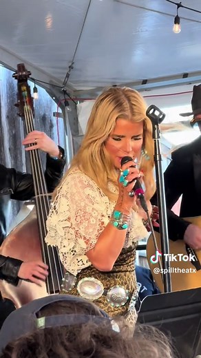 Jessica Simpson Performs 'Boots Are Made For Walking' Live