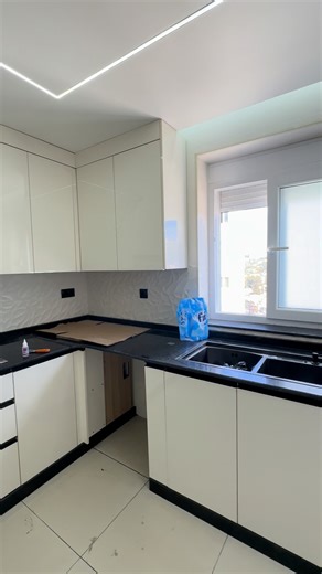 ✨ Cuisine moderne au design optimisé sur 3,5m x 3m Utilisation parfaite de l’espace avec éléments hauts de 90 cm jusqu’au plafond 🔝 Finition crème high gloss pour un rendu lumineux et élégant, avec poignées intégrées noires pour une touche de modernité et de contraste ✨ Une cuisine qui allie style contemporain et praticité 💯 📍 Installation : El Hadaik – Wilaya de Skikda 📍 Réalisé par : Itkane Cuisines Skikda 📞 0670350038 / 0794461296 #مطبخ_عصري #مطبخ_كرام #كوزينة #cuisine #الحدائق #سكيكدة #