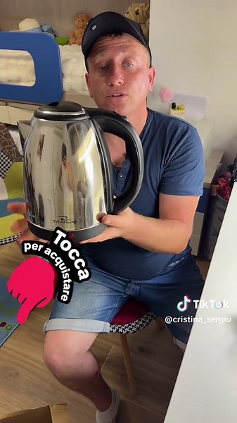 Tea time vibes! 🫖⚡ Questo bollitore elettrico è l'accessorio definitivo per chi cerca velocità e praticità in cucina. Acciaio inox, 1.8 litri di capienza e spegnimento automatico. 😎 Qual è la vostra bevanda calda preferita da preparare: tè o tisana? Fatemelo sapere nei commenti! 👇 #BollitoreElettrico #CavalcaLOndaDeiRisparmi #cavalcalondadelleofferte #offerteestive #offertestive