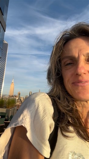 the plan was different for today 🤷🏻‍♀️😅 until a minute ago I thought I’d share about making beauty out of the mess in my house, BUT decided to let go of ALL, of plans and obligations - at least for today! - and breathe, smile, find that elusive sensation of lightness of being and feel once again excitement, the spark, the desire to live, and be inspired … I had lost it for quite a while now! no way to live .. don’t! 💃🤓 let me know what’s up and what made you smile today 😁 #upsidedownday #h