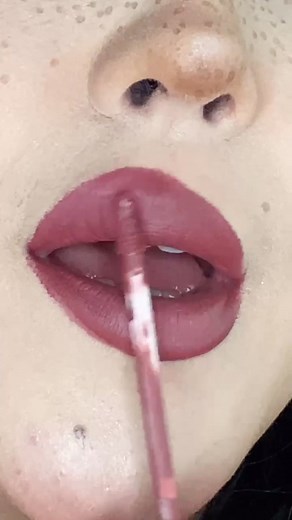 how to fake having lips lol 🖤 #fyp #LoveMeMode #SayQuayNotKway #SipIntoSummer #makeup #makeuptutorial #liptutorial