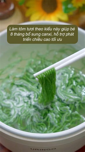 Mì tôm cải bó xôi giúp bổ sung canxi và dinh dưỡng cho bé từ 8 tháng tuổi