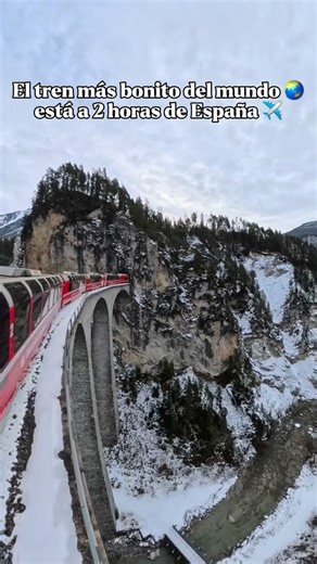 Jonathan✈️ on Instagram: "🚂El tren más bonito del mundo está en Europa🌏 Es Patrimonio de la Humanidad 🌟 ❤️¿Con quién irías? 🚆 Desde 40€ podéis conseguir tickets con los trenes locales 👉El recorrido comienza en Tirano, Italia 🇮🇹 y llega hasta St Moritz o Chur en Suiza 🇨🇭 ✨4 horas de trayecto viendo paisajes increíbles, lagos, glaciares, montañas, túneles, cruzando 196 puentes… todo a través de los Alpes Suizos🏔️ 🎟️ Billetes disponibles en la web (RHB.COM) y el regional se puede adquiri