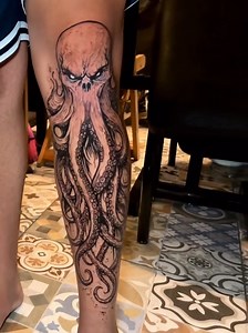 Octopus Knee Tattoo Ideas: Black & Gray Shin‑Knee Folding Design