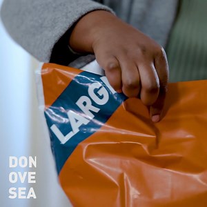 Which bag do you normally use for your PAXI sends, LARGE or small? Whichever your choice, make sure to fill your bag all the way to the sealing line on the bag and then use the glue strip to easily seal your parcel. If your parcel can't seal, then you've overpacked ✋ But don't stress, that's what our LARGE bags are for 😉 Seal your parcel easily! #SealItEasy | PAXI