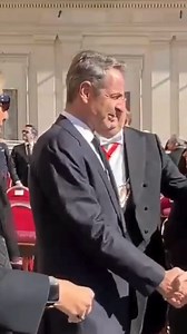 📍 🕊️ Ο πρωθυπουργός Κυριάκος Μητσοτάκης έδωσε το «παρών» στην κηδεία του Πάπα Φραγκίσκου στην πλατεία του Αγίου Πέτρου στο Βατικανό, συνοδευόμενος από τη σύζυγό του Μαρέβα. 🔗 Περισσότερα στο link στα σχόλια #iefimerida #kyriakosmitsotakis #μητσοτάκης #popefrancis #vatican #rome #italy #κηδεία #pope #primeminister 4 λ. | Iefimerida