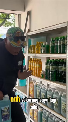 "AGUS BIMBIM TESSY 1999" on Instagram: "Lagi cari @grosirsabunonline di Surabaya? Ini rekomendasiku rek yang jelas terbaik pokonya. Buat kalian yang butuh sabun & kebutuhan kebersihan harga grosir, wajib tahu toko ini hanya ada di surabaya pokonya👇. ✨ Bisa belanja online ✨ Bisa refill (bawa jurigen bekas dari toko ini ♻️) ✨ Cocok buat pemakaian pribadi & jualan 📍 Lokasi tokonya ada 2 cabang: ➡️ Surabaya Timur – Jl. Pucang Anom No. 87 ➡️ Surabaya Barat – Jl. Raya Menganti Wiyung No. 11 🔥 OPEN 