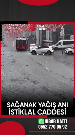 Sağanak yağışta İstiklal Caddesi...