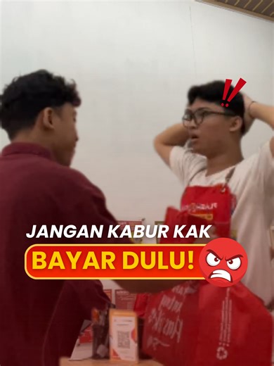 Bayar dulu kak jangan kabur! 😡 Haduh udah dikasih pilihan mau bayar pake Cash atau Qris✅ eh malah kabur, pake alesann dompetnya ketinggalan lagi terus gapunya kuota. Padahal di Flash Clean kan ada fasilitas Free Wi-Fi✅ dan ada juga Ruang Tunggu Nyaman Ber-AC✅ Buat sobat Flash jangan kayak kakak customernya ini ya! YUK Langsung cuci seluruh pakaianmu di Flash Clean! More info langsung klik link di bio ya! 😎 #flashclean#flashlaundryexpress#laundry#laundrysemarang#laundryexpresssemarang#laundryto