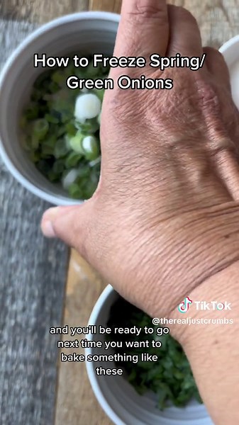 Next time you have a lot of spring onions, chop them into small pieces and keep them in the freezer bag in your freezer. And then, when you want to bake something like these ham and spring onion scones, you’ll be ready to go without having to make a trip to the grocery store! #tipskitchen #springonions #scones #tipsandtricks #unprocessyourfood #easytipskitchen #freezerstash