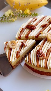 Banana pecan caramel cake🍌🤎 Moist banana-pecan cake layered with smooth banana crèmeux, topped with luscious salted caramel ganache, white chocolate whipped cream, and pecan praline. Soft, creamy, and full of intense banana flavor- an elevated twist on classic banoffee. Full recipe is up on my Substack (link in bio) and Instagram subscription. #bananacake #pecan #praline #caramel #baking | Soohyun Lee