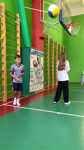 Школа — это в первую очередь учебное заведение для получения общего образования (базовых знаний, умений, навыков), а также общественный институт для воспитания и социализации детей и подростков, готовящий их к жизни. В более широком смысле, «школа» может означать систему обучения, направление в науке/искусстве (например, «школа живописи»), метод подготовки или даже жизненный опыт («школа жизни»)#школахуйня😍 #футбол #fyp #реки #ударчик