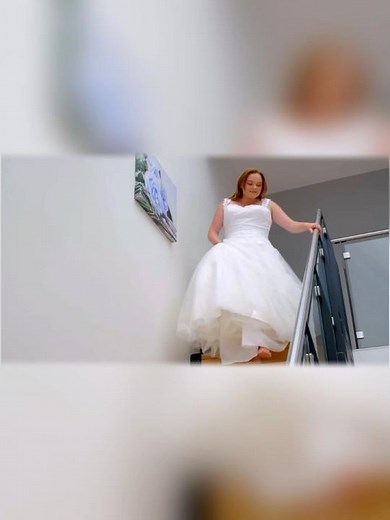 She Started CRYING When She Saw This Wedding Dress… But Her Friends Disagreed 😳👰