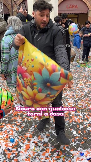 📍Carnevale di Cento (FE) L’unico carnevale gemellato con quello di Rio de Janeiro tra carri allegorici, musica, spettacoli e il favoloso gettito, nella splendida cornice del centro storico di Cento Grazie ragazzi per lo spettacolo ♥️🎉 #carnevaledicento #carnevaliditalia | acchiappamappa