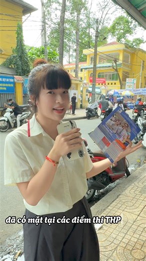 "Thi là Đậu" - Chinh phục môn Ngữ Văn đầu tiên trong kỳ thi THPT 2024! Sáng nay, 27/6/2024, hơn 1 triệu thí sinh trên cả nước đã chính thức bước vào kỳ thi THPT Quốc gia 2024 với môn thi đầu tiên - Ngữ Văn. Cảm xúc bồi hồi, lo lắng hiện rõ trên từng khuôn mặt thí sinh. Tuy nhiên, sau khi bước vào phòng thi, các bạn đã nhanh chóng lấy lại bình tĩnh và tập trung cao độ để hoàn thành bài thi. Nhiều sĩ tử chia sẻ rằng đề thi năm nay vừa sức, bám sát chương trình học và có nhiều câu hỏi hay, sáng tạo