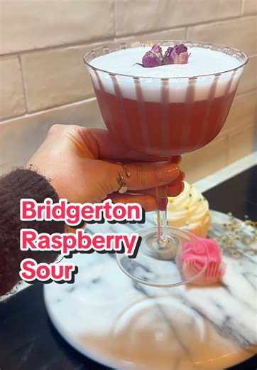 Bridgerton inspired raspberry sour 💗 50ml Chambord Eggwhite/ aquafaba 25ml Lemon 20ml Peach syrup 25ml St germain