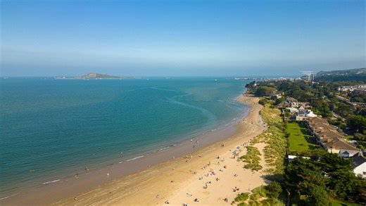 The beautiful green flag beach with soft sand, island views & mins from city