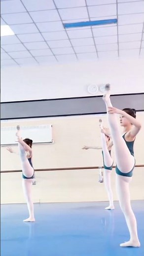 Green Leotard Dance Girl’s Amazing Splits!🇨🇳Do You Like It? #split #flexibility #green #dance #girl