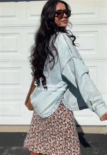 Chic Spring Outfit Ideas for Moms in Jean Jackets