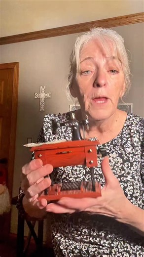 AddToCartAddicted | Daily Deals | Viral Finds on Instagram: "Vintage Style Sewing Machine Music Box 💫 Shop it from my bio 🛍 or comment WANT (only for followers) #musicmachine #vintage #sewingmusicbox #sewingmachine #toughtfulgifts #giftideas"