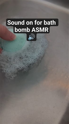Bath bomb fizz test. How would you score this out of 10? Comment down below! 👇🏼#bathbomb