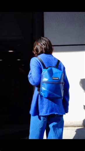FREITAG CHINA on Instagram: "双肩单肩自由切换 F44 WALTER 虽身量小巧，却功能多样。它配备两条可调节肩带，其中一条可通过魔术贴暂时固定，双肩包即刻“变身”实用的斜挎包或单肩包。 #F44 #WALTER #frtg #FREITAG #FREITAGChina #FREITAGStoreShanghai"