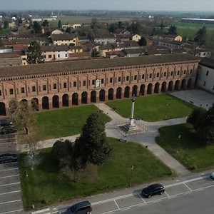 🏛️ #Sabbioneta, la “città ideale” di Vespasiano Gonzaga Colonna, è ora anche una città #digitale grazie alla #fibraottica di #OpenFiber. Abbiamo portato la nostra rete #ultraveloce in uno dei borghi più belli d’Italia e Patrimonio #Unesco, cablando il patrimonio storico-culturale e oltre 3mila unità abitative e produttive. 🏘️ Una grande opportunità che consentirà a cittadini, turisti, imprese e Pubblica Amministrazione di accedere a servizi #digitali di ultima generazione. 👉🏻 Verifica la cop