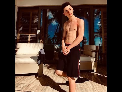 Noah Schnapp (shirtless) / 16 April 2019