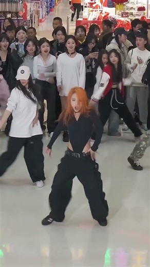 Kpop in public LISA 'ROCKSTAR'