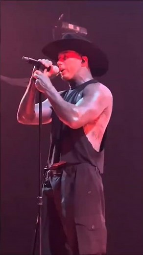 Ronnie Radke/Falling In Reverse performing "All My Life" in Hamburg/Germany, 6/16/2025