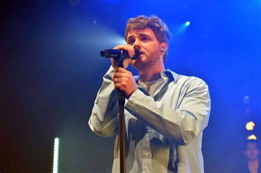 What is Alex Warren’s net worth in 2025? Details explored as he announces his first arena tour with Jennifer Aniston