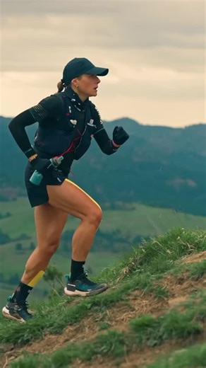 La técnica de carrera en trail-running es fundamental para maximizar la eficiencia energética, mejorar el rendimiento en terrenos irregulares y prevenir lesiones graves. Permite una adaptación constante a desniveles y terrenos técnicos, optimizando la pisada (metatarso), el equilibrio y la postura (erguida), reduciendo el desgaste físico en subidas y bajadas. 🔷Importancia Clave de la Técnica en el Trail Running: 🔹Eficiencia y Economía de Carrera: Una buena técnica permite correr más rápido o c