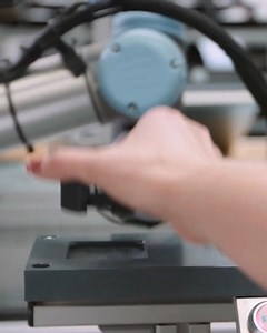 667 reactions · 34 shares | At this electronics manufacture, humans and machines work hand in hand. 欄 This increases both throughput and flexibility. 料 The cobot loads the laser marker with a power supply for smart radios.  The operator prepares shipping boxes, cleans parts, and packs them. This is just one way cobots are making electronics production smarter.  Curious to see what else they can do? Find out here! | Universal Robots | Facebook