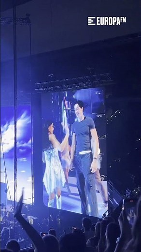 😍💙 Aitana y Plex bailan en el Roig Arena de Valencia