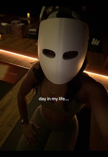 lol on a serious note though I’m now obsessed with this red light mask @Therabody #influencersinthewild
