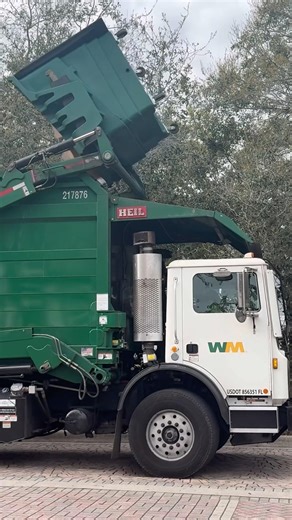 Heil Half/Pack dumping a water park dumpster