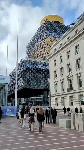 Do you have some free time over the vacation period? Head over to the Central Library in Birmingham-beautifully shot here by our budding cinematographer @asaad_ali_ch #birminghamlibrary #birmingham #vacation #mybcu #bcuicstudents 📚📖 | Birmingham City University International College