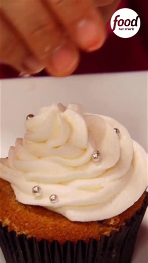 La pera especiada y el Belly Buster compiten por destacar en sabor y presentación en los cupcakes 🍐🧁#GuerradeCupcakes Descubre más contenidos como este en #HBOMax Suscríbete ahora https://bit.ly/MAX-FoodNetworkLAT | Food Network Latinoamérica