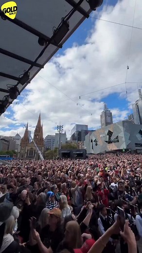 World record shattered! A sea of 374 bagpipers turned Fed Square into a rock ‘n’ roll frenzy, blasting out AC/DC’s “It’s a Long Way to the Top (If You Wanna Rock ’n’ Roll)” in the most gloriously Melbourne way possible. ⚡️ 🎥 Instagram: @cityofmelbourne @fed.square | Gold