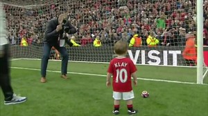 Wayne Rooney's one year old son Klay showing Radamel Falcao how it's done... | 101 Great Goals.com