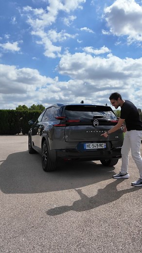 Autogefühl on Instagram: "💡Trunk/boot features of the all-new Citroen C5 Aircross, the new SUV flagship of Citroen. Length 4,65 m 183“ (+ 15 cm 6“ longer than predecessor), longer wheelbase, Suspension with hydraulic cushions standard. 10“ instruments, HUD, 13“ infotainment, optional Panoramic roof can be opened, replacement of plastic parts in the door with 20 % vine wood for more sustainability, Seats fabric in base, fabric/leatherette in mid-trim, leatherette/fabric in high trim, Steering w