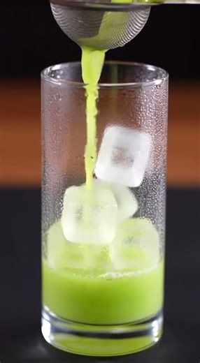 ¡El cóctel más colorido que verás hoy! 🍓🥝