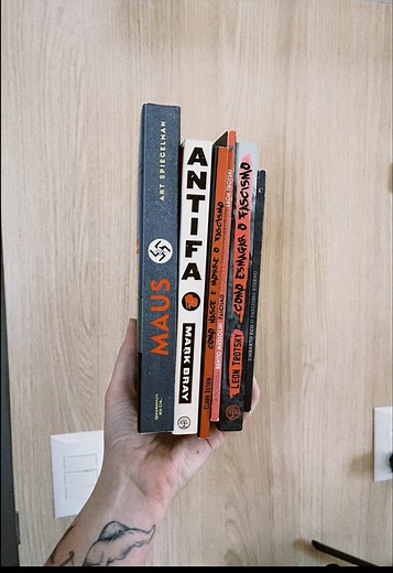 livros pra ler em tempos de ascensão do fascismo 1. Maus (Art Spiegelman) 2. Antifa: O Manual Antifascista (Mark Bray) 3. Como nasce e morre o fascismo (Clara Zetkin) 4. Fascismo - Textos fundamentais e históricos do século XX 5. Como esmagar o fascismo (Trotsky) 6. O fascismo eterno (Umberto Eco) #booklover #BookTok #booktoker #livros #antifa #antifascista #booktokerbr #livros #livrostiktok #leitura #auschwitz