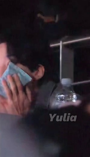 이럴 줄 알았어 아주 추워서 난리가 났구만 콧물도 찔찔 흘리구 그니까 누가 꾸미느라 춥게 입고오래?!!!🥹