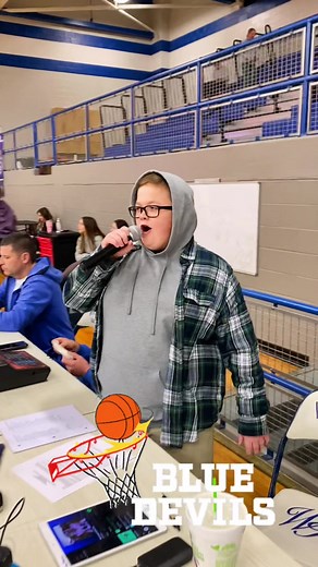 The mini me took over the #PAAnnouncer mic tonight for the #whitehouse #bluedevils #announcerlife #basketball🏀 #hoops #fyp #foryoupage @noah.rf.16