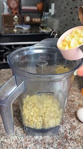 Las cachapas venezolanas son un platillo tradicional de Venezuela hecho a base de maíz tierno (jojoto) molido. Se preparan como una especie de panqueque grueso y dorado, de sabor dulce y textura suave por dentro, con bordes ligeramente crujientes. RECETA COMPLETA EN MI PERFIL #yummy #cachapas #deli #tasty #foodie #cachapas #cookingreel #recetasfaciles #easyrecipes | Esmeralda Cardenas