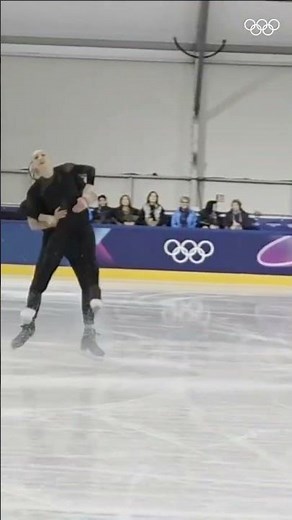 Ready to get thrown into Pair Skating? ⛸️❄️ #MilanFigureSkating