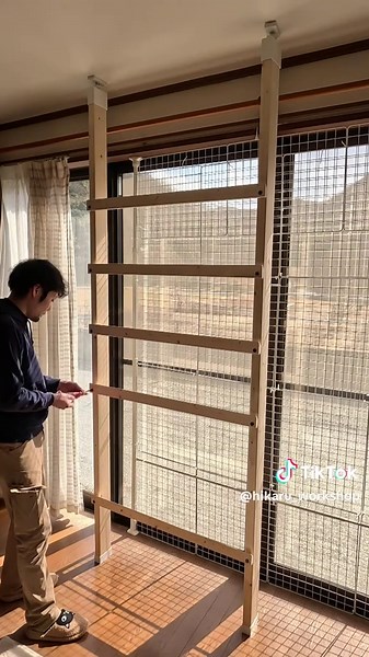 ステップを自由に配置できるキャットタワーを考えてみました。 取付はより簡単にできるように突っ張り式で、つなぎの材料もプラスドライバー一本で取付可能です。 ステップは今後いろんなバリエーションを展開していきます。 もう少し改良したら販売する予定なので興味がある方はいいね、フォローしてお待ち下さい。 #家具 #木工 #猫 #キャットタワー #猫のいる暮らし