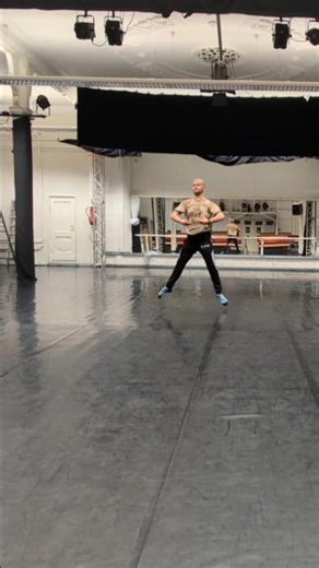Assemblé combination #balletlife #ballet #assemble #jumps #balletmoves #DanceJourney